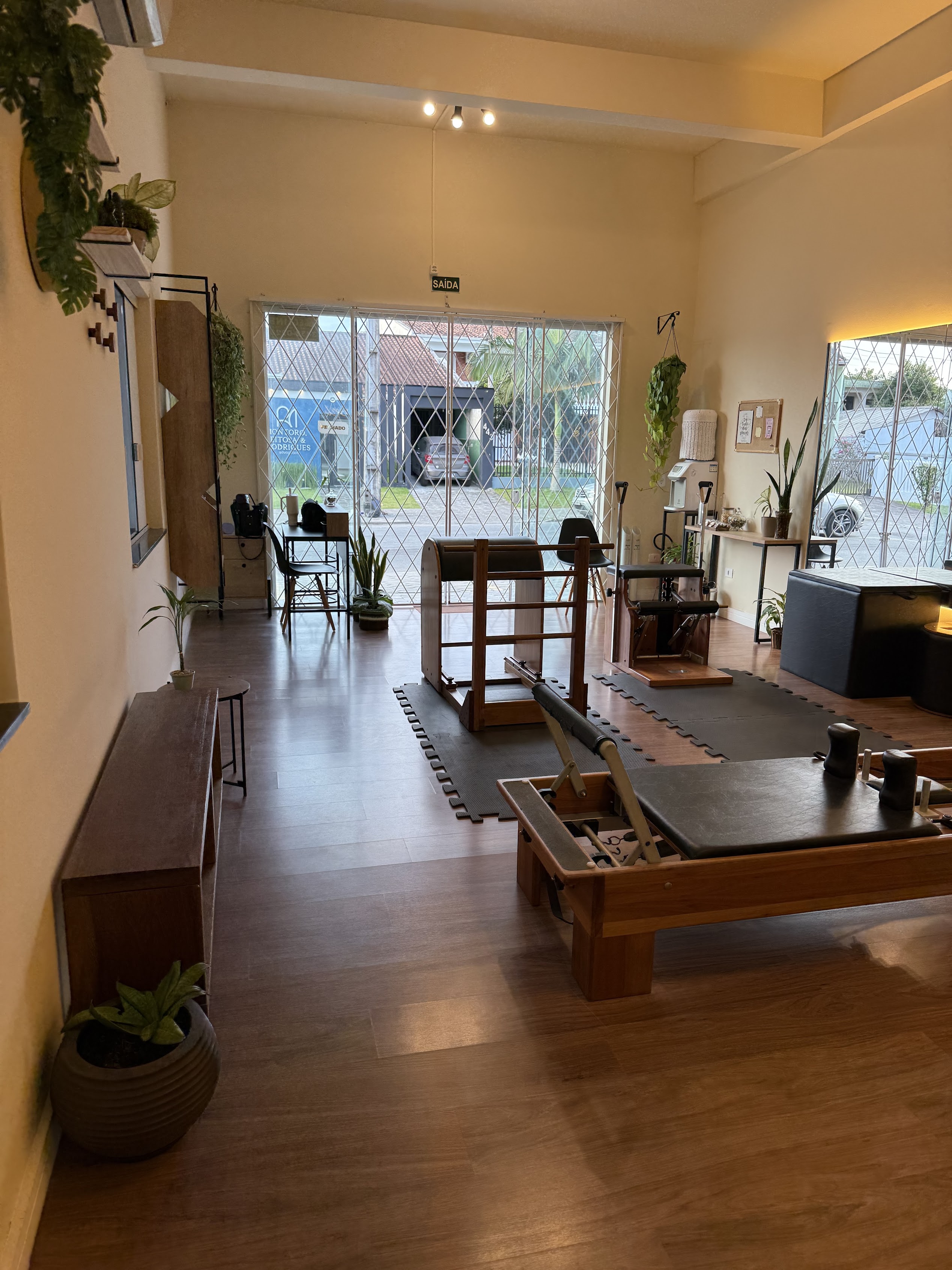 Visão ampla do espaço e dos aparelhos de Pilates do Amanai
